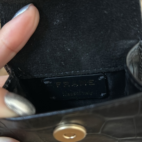 Frame Noir Croc AirPod Case - Picture 6 of 6